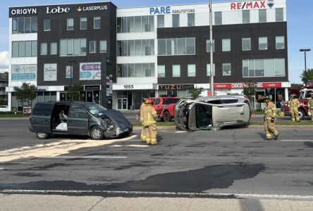 Spectaculaire collision entre deux véhicules sur Séminaire