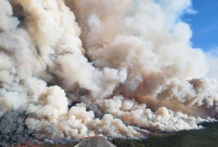 En C.-B. les pompiers luttent contre un phénomène de feu de forêt extrême