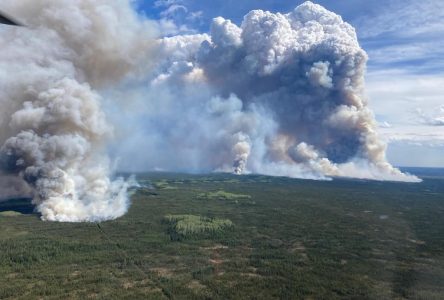 Les feux de forêt forcent d’autres évacuations en Colombie-Britannique et en Alberta