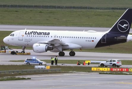 Six militants pour le climat forcent la fermeture temporaire de l’aéroport de Munich